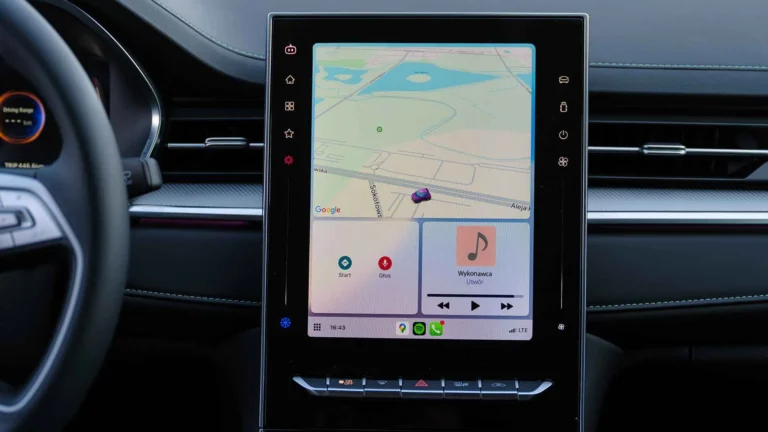 10,4-calowy ekran z Android Auto i CarPlay